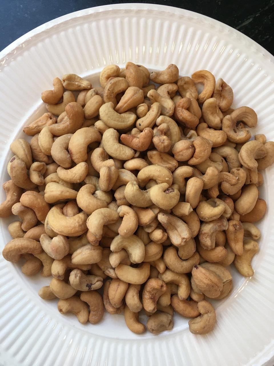 PLANTERS whole cashews